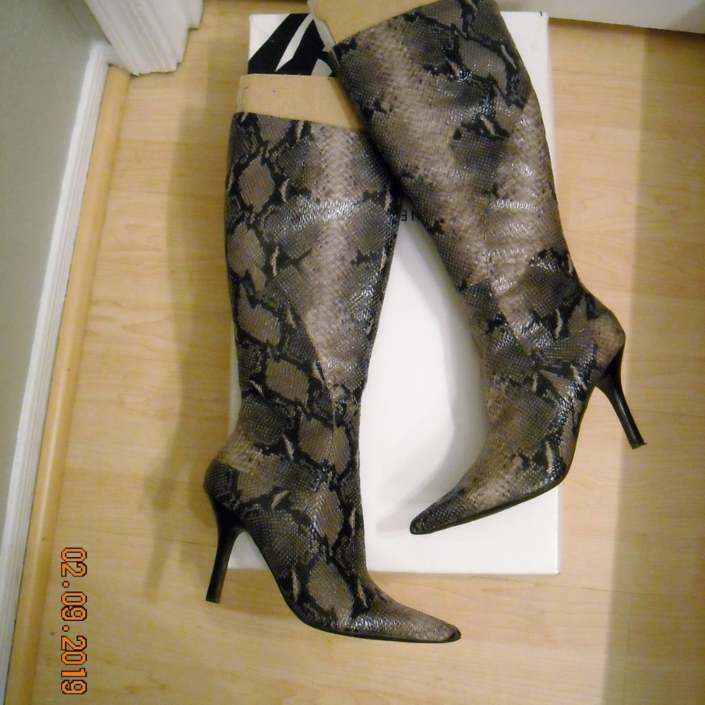 NIB NINE WEST KNEE HIGH SNAKESKIN BOOTS 8M